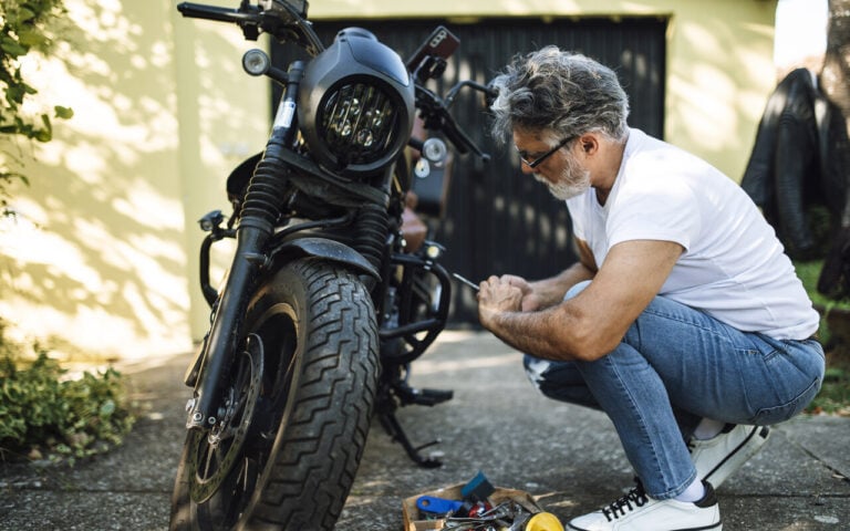Carte grise douteuse, VIN effacé, traces d'accident cachées, la checklist anti-arnaque complète pour acheter une moto d'occasion en France sans mauvaise surprise
