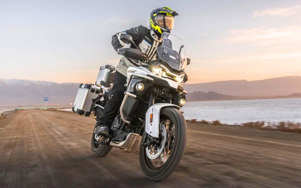 On pensait la CFMoto condamnée à la catégorie inférieure, à 10 495 euros et 231 kg, la 800MT-ES vient défier la BMW GS et l'Africa Twin