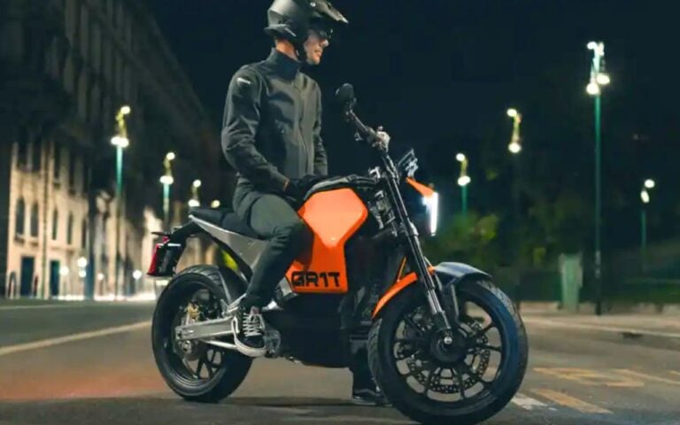 Personne n'attendait une 125 électrique militaire : GR1T mise sur une base unique déclinée en Street, Scrambler et concept dual-use