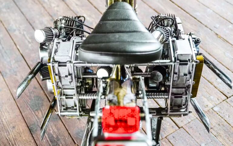 Personne n'attendait une Vespa 407 à plus de 100 ch ni une Puch à cinq moteurs et 127,5 dB, et pourtant c'est bien l'été des deux-temps qui les a livrés