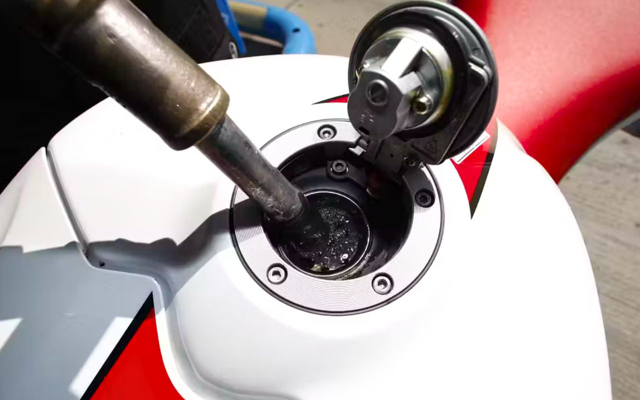 Peut-on rester assis sur sa moto pendant le plein ? Shell l'interdit depuis 2010, Aral le déconseille, et le vrai risque est l'incendie