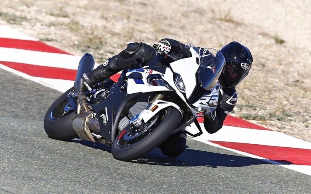 Plus de 250 cas recensés en France : ces voitures qui freinent toutes seules sans obstacle sont devenues un cauchemar pour les motards