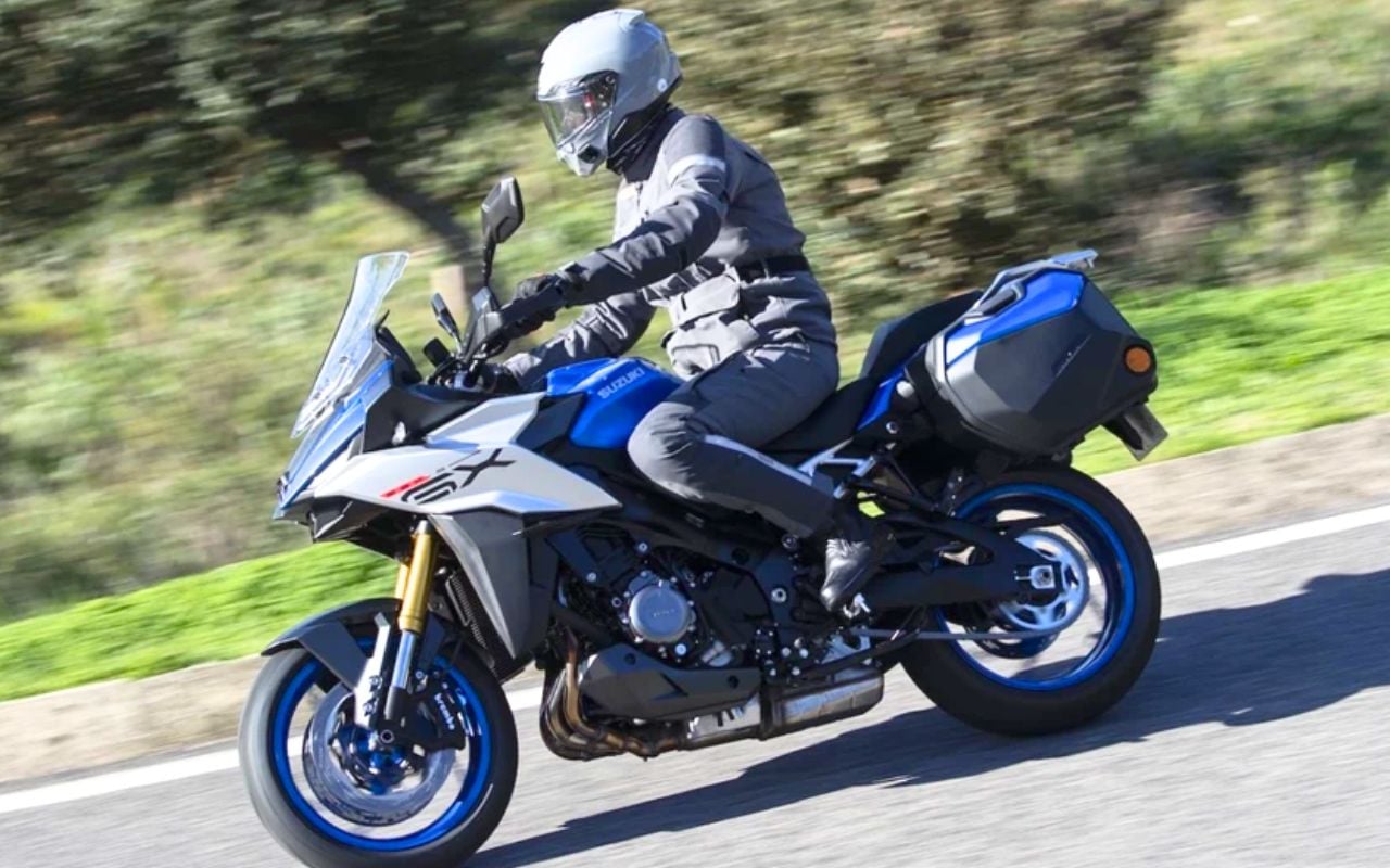 Quatre Suzuki V-Strom face au tout-terrain et aux grandes routes : la 650 XT reste le choix que les voyageurs regrettent rarement face à la 800DE