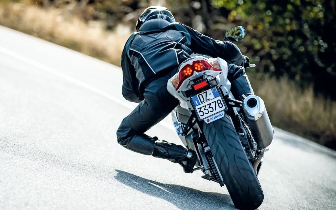 Taille, 1 400 kg de charge, 300 km/h : le vrai décodage des chiffres que vos pneus moto portent en silence sur leur flanc depuis le premier jour