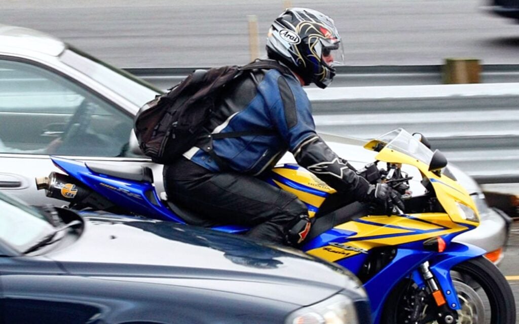 Tout le monde croyait les ZFE enterrées : le Conseil constitutionnel les a maintenues le 21 mai 2026, et aucune moto d&rsquo;avant 2007 n&rsquo;échappe à l&rsquo;interdiction