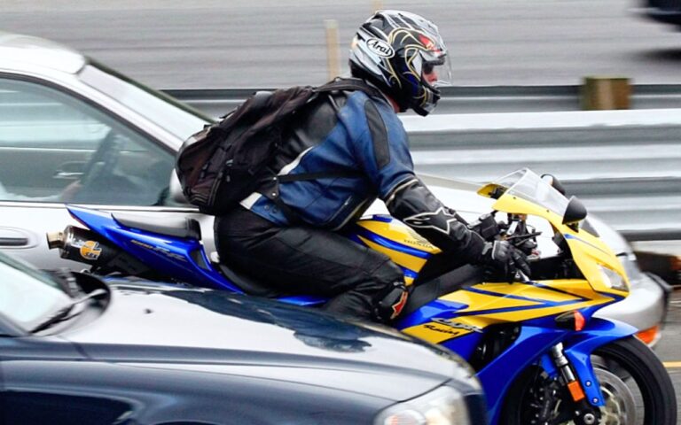 Tout le monde croyait les ZFE enterrées : le Conseil constitutionnel les a maintenues le 21 mai 2026, et aucune moto d'avant 2007 n'échappe à l'interdiction