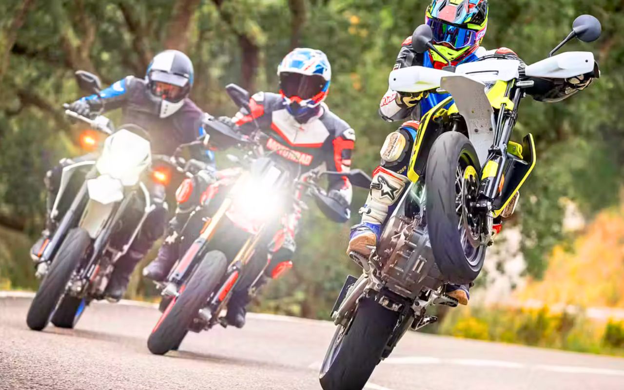 Tout le monde pensait que 38 ch ne suffiraient jamais face à deux 700 radicales, mais ce duel révèle ce que la supermoto moderne a vraiment changé