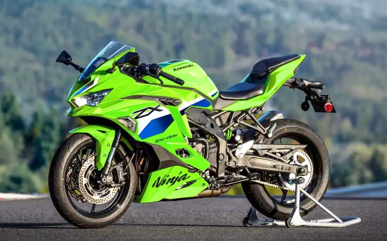 Une mini sportive 4-cylindres qui hurle à 14 300 tr/min et dépasse 213 km/h, la Kawasaki ZX-4RR n'était pas censée faire ça
