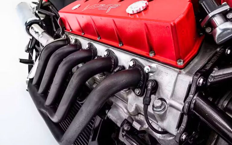 Une moto de 630 kg, un V10 de 500 ch et 307 km/h à deux, la Millyard Viper part aux enchères entre 100 000 et 150 000 £