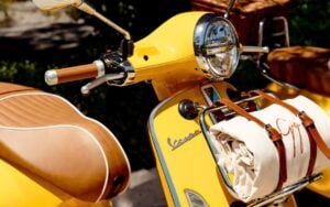 Vespa pousse la Primavera 125 x Gigi à 12 000 euros et bascule du deux-roues vers l’accessoire de collection, un tournant assumé pour la marque