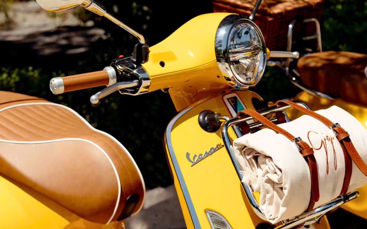 Vespa pousse la Primavera 125 x Gigi à 12 000 euros et bascule du deux-roues vers l'accessoire de collection, un tournant assumé pour la marque