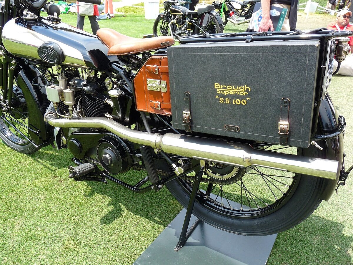 La malle arrière porte en lettres d'or le nom Brough Superior et la mention S.S.100, le chiffre du modèle étant la vitesse garantie. (Photo Craig Howell, CC BY 2.0, via Wikimedia Commons)