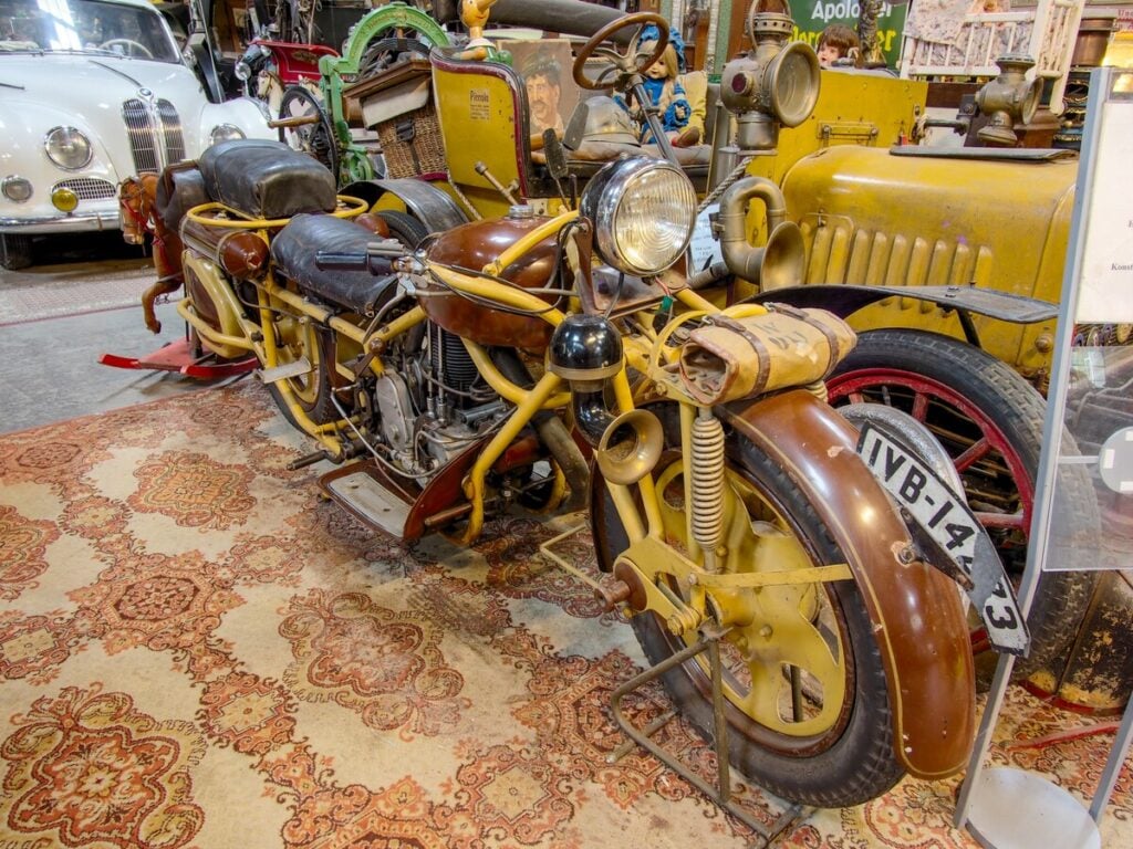 Un exemplaire de 1927 (598 cm3, 24 ch) conservé dans un musée : la Böhmerland impressionne toujours par sa longueur et ses roues pleines, une anomalie que personne n'a osé refaire. (Photo : Alf van Beem, domaine public, via Wikimedia Commons)