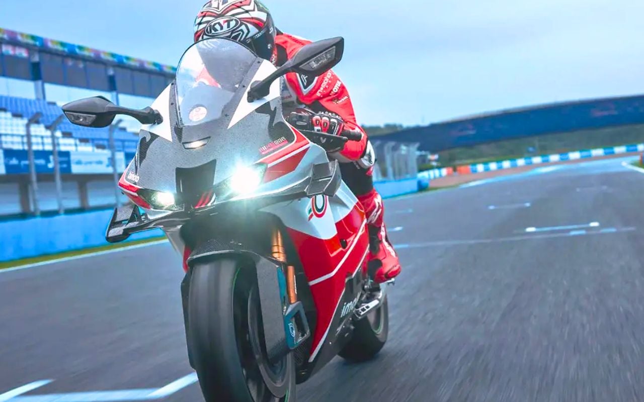 Cette moto italienne ajuste ses ailes toute seule en roulant, comme le ferait un avion