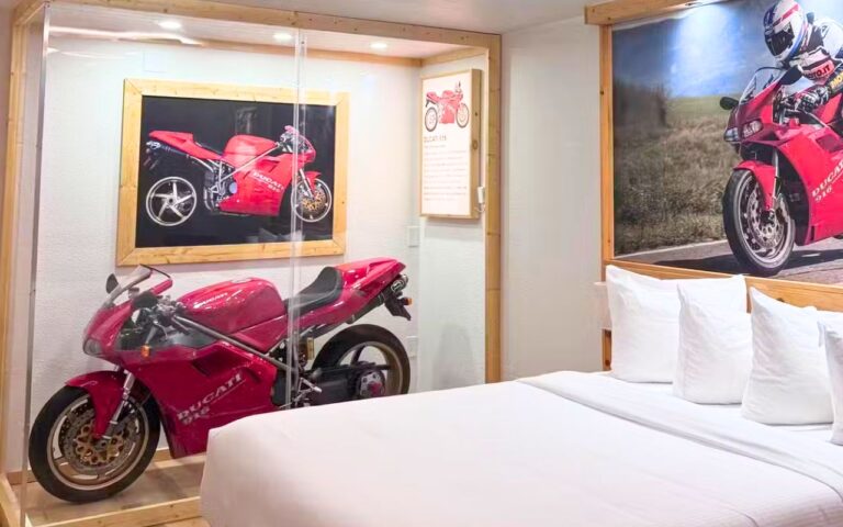 Dans cet hôtel, on dort à un mètre d'une Ducati 916 sous vitrine