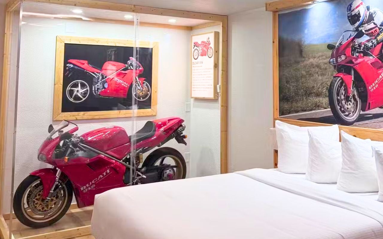 Dans cet hôtel, on dort à un mètre d'une Ducati 916 sous vitrine