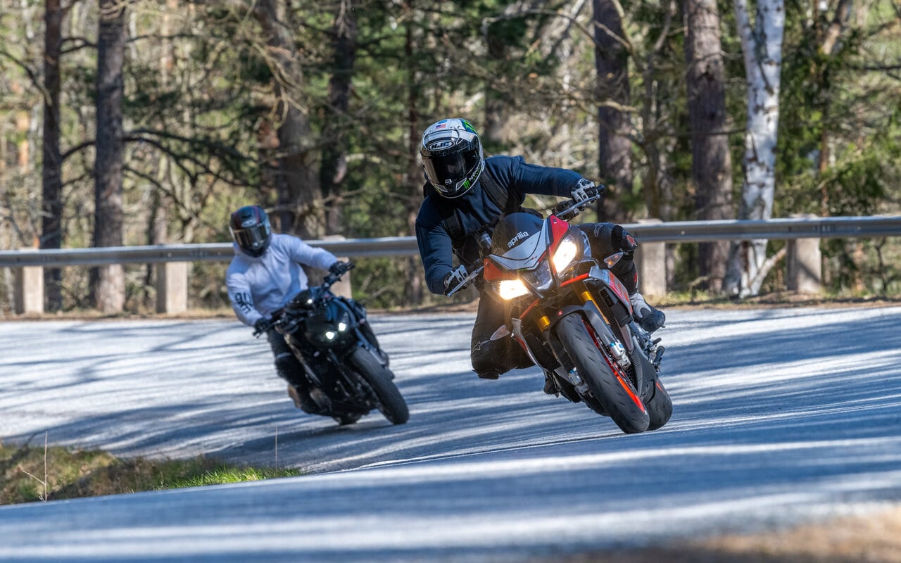 L'écouteur est interdit à moto, l'intercom ne l'est pas, et la différence tient à un détail