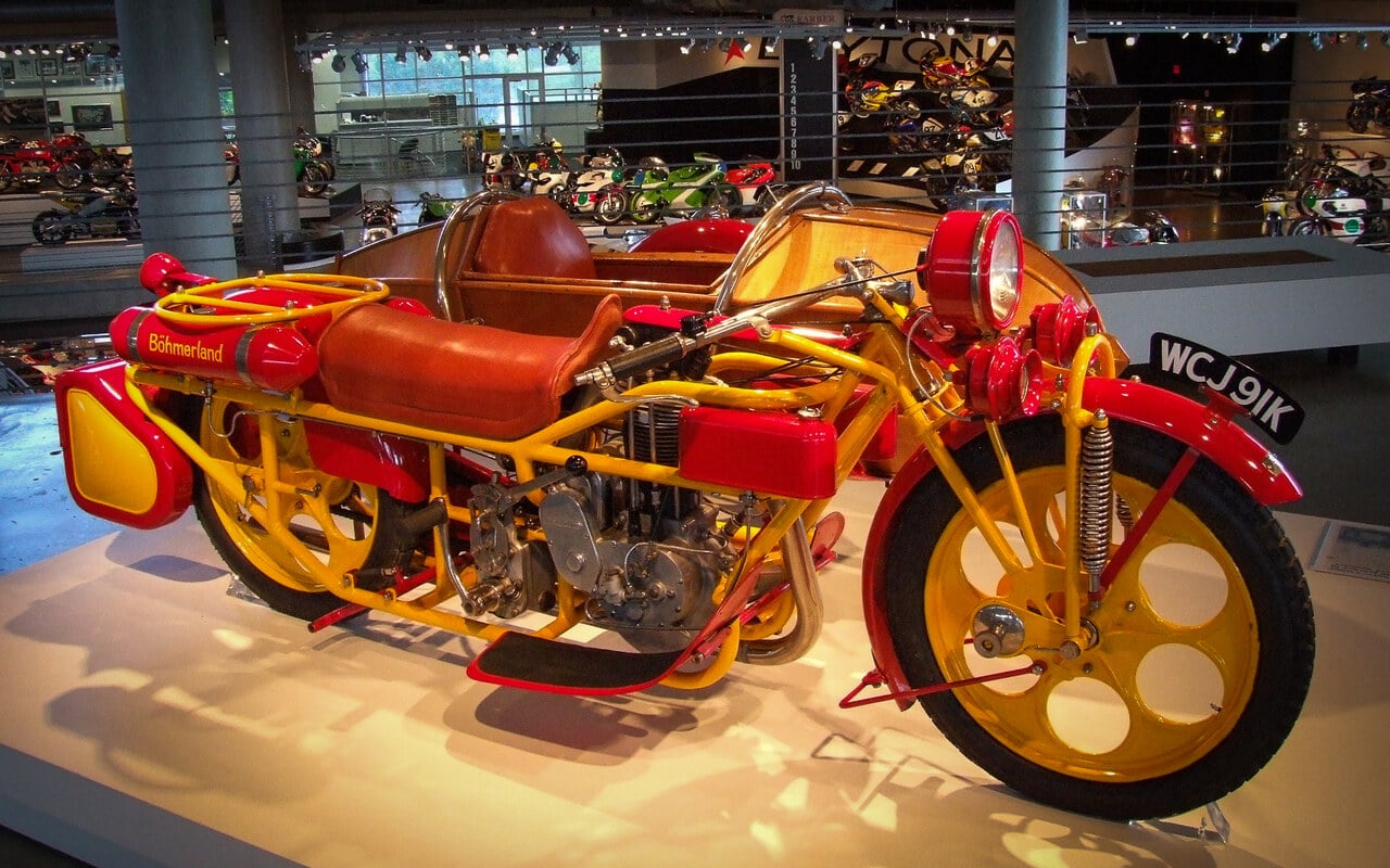 Cette moto mesurait plus de trois mètres et pouvait embarquer toute une famille