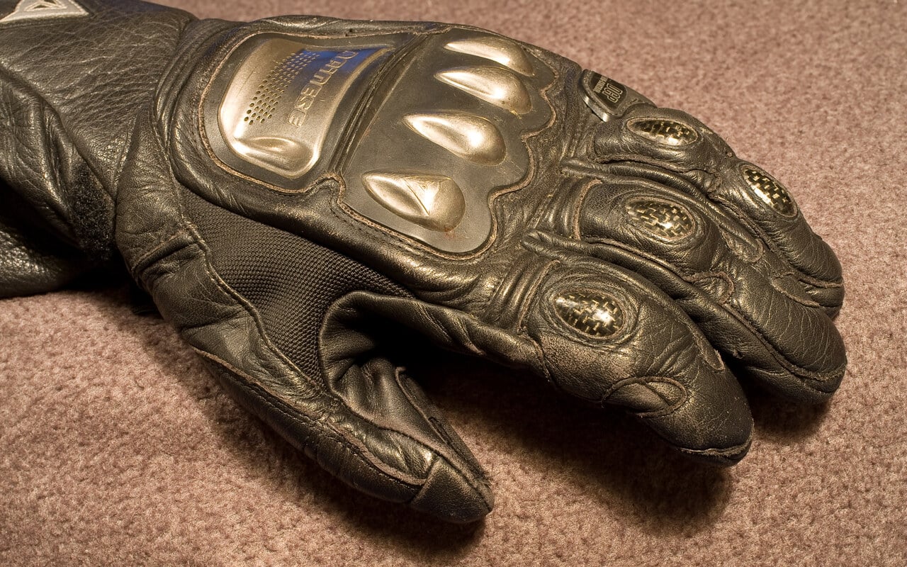 Presque tous les motards portent des gants, mais beaucoup ignorent que les leurs ne sont pas en règle