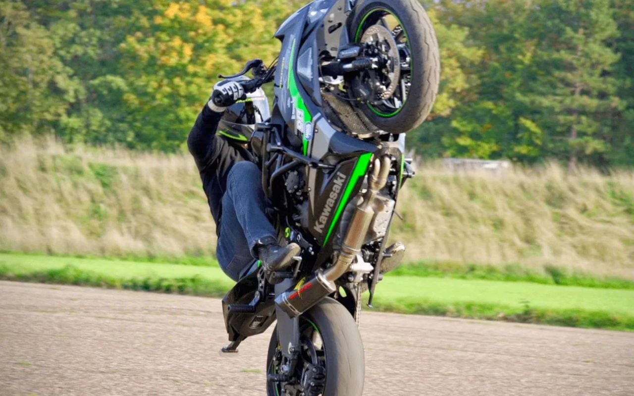 La moto des cascades de James Bond n'est pas la machine préparée que tout le monde imagine