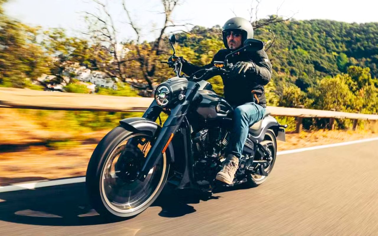 La Rieju Coaster 407 débarque avec 180 kg, un V-twin A2, une boîte automatique à courroie et un tarif autour de 5 000 € qui bouscule le marché