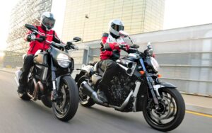 La Yamaha VMAX écrase la Ducati Diavel sur le papier, la route raconte une tout autre histoire