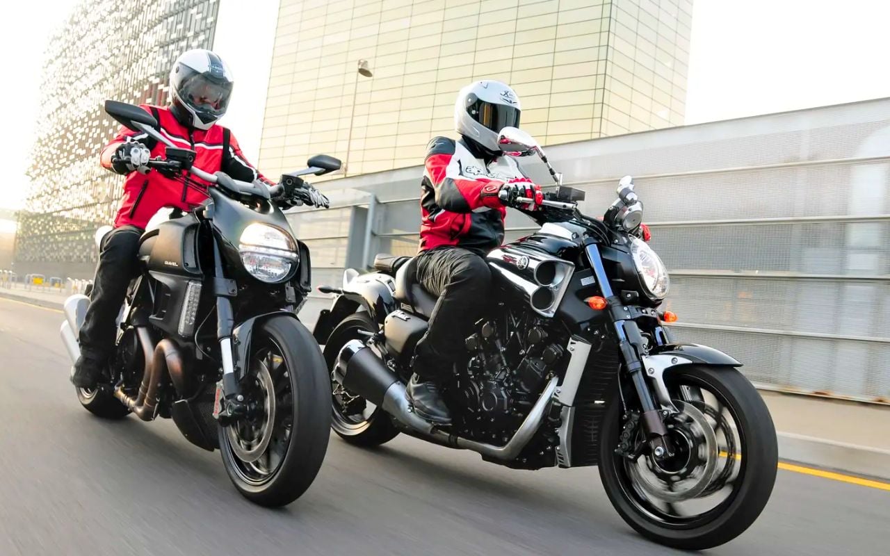 La Yamaha VMAX écrase la Ducati Diavel sur le papier, la route raconte une tout autre histoire