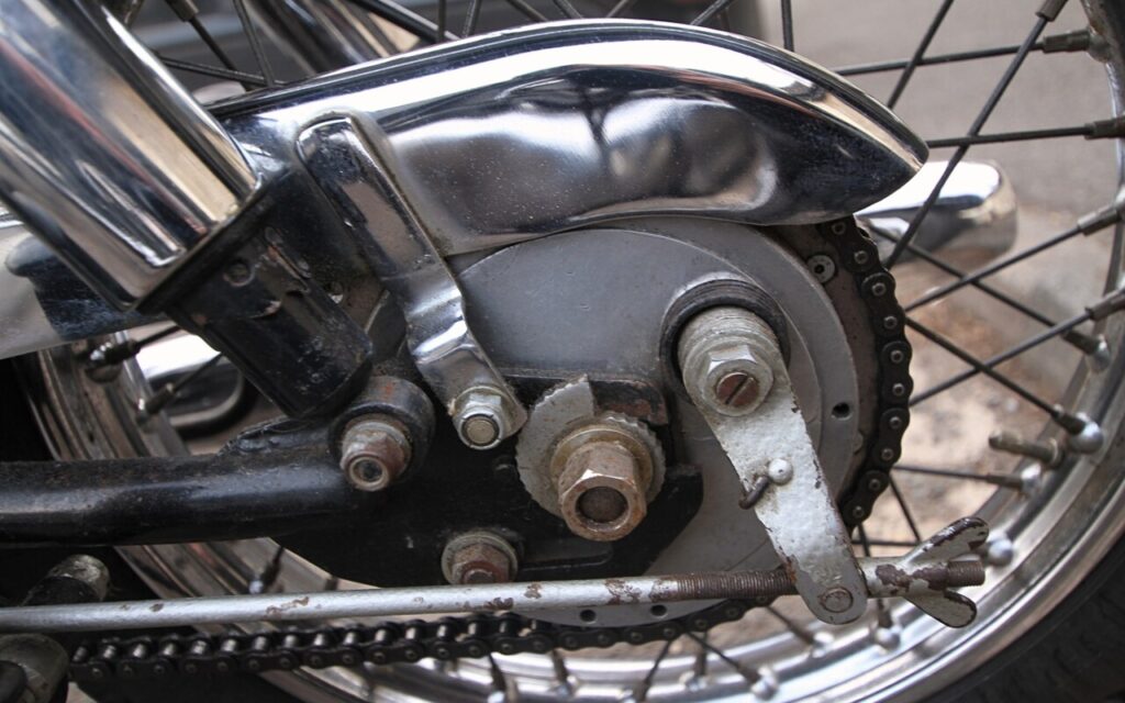 Laver sa moto au jet haute pression cause des dégâts qui n&rsquo;apparaîtront que des mois plus tard