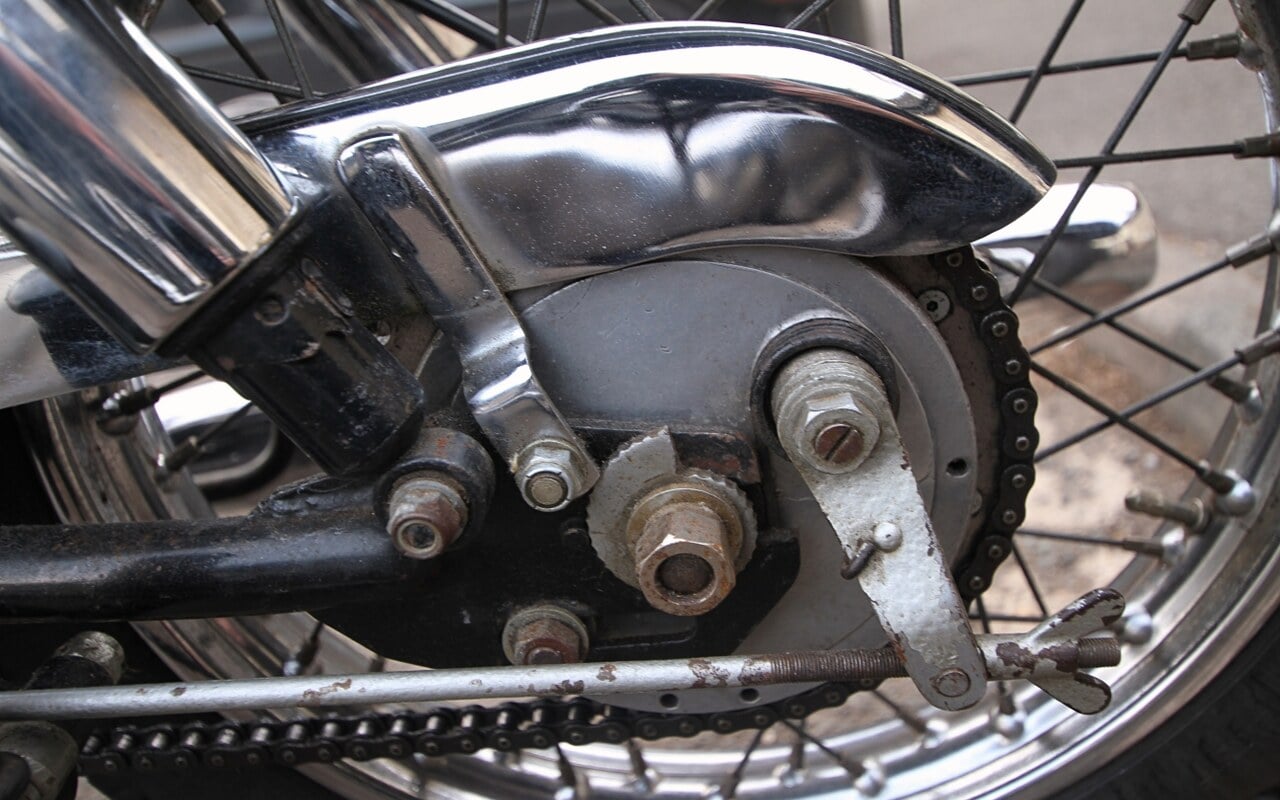 Laver sa moto au jet haute pression cause des dégâts qui n'apparaîtront que des mois plus tard