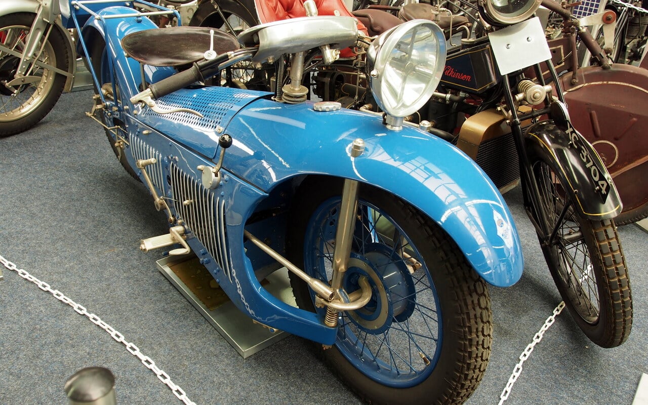 Cette moto française avait une carrosserie et un tableau de bord de voiture mais pas de fourche