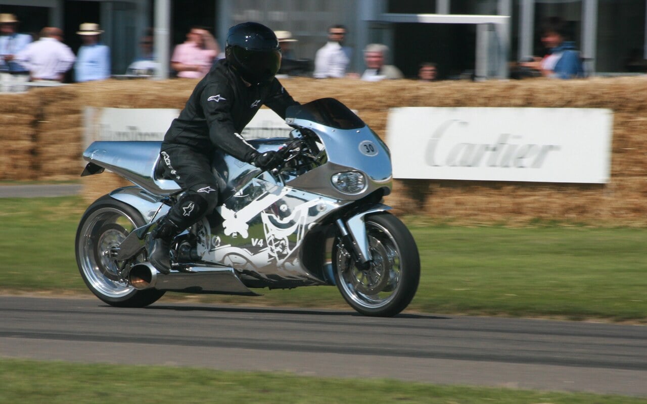 Cette moto de route est propulsée par une véritable turbine d'hélicoptère, et ses performances défient l'imagination