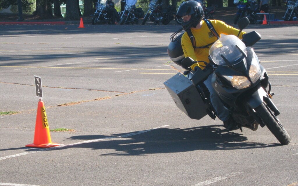 Cette commande présente sur toutes les motos ne sert presque plus qu&rsquo;aux feux rouges