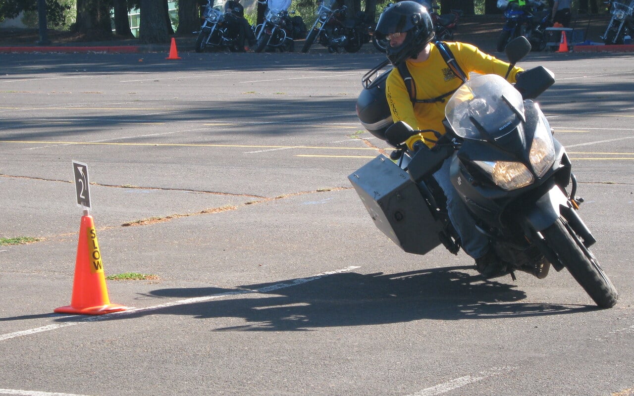Cette commande présente sur toutes les motos ne sert presque plus qu'aux feux rouges