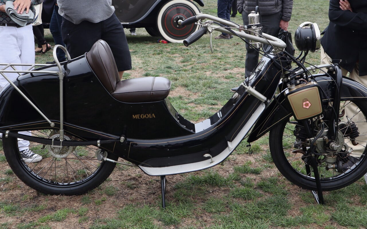 Une moto d'avant-guerre cachait trois cylindres dans sa roue avant
