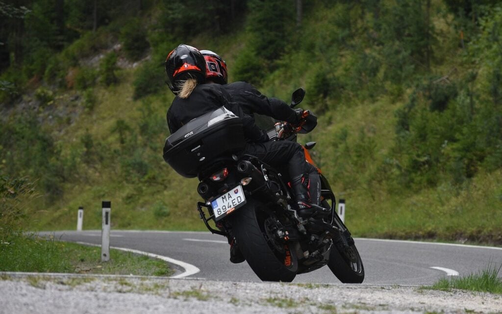 Beaucoup de motards roulent avec une plaque non conforme sans le savoir, et ça peut coûter cher