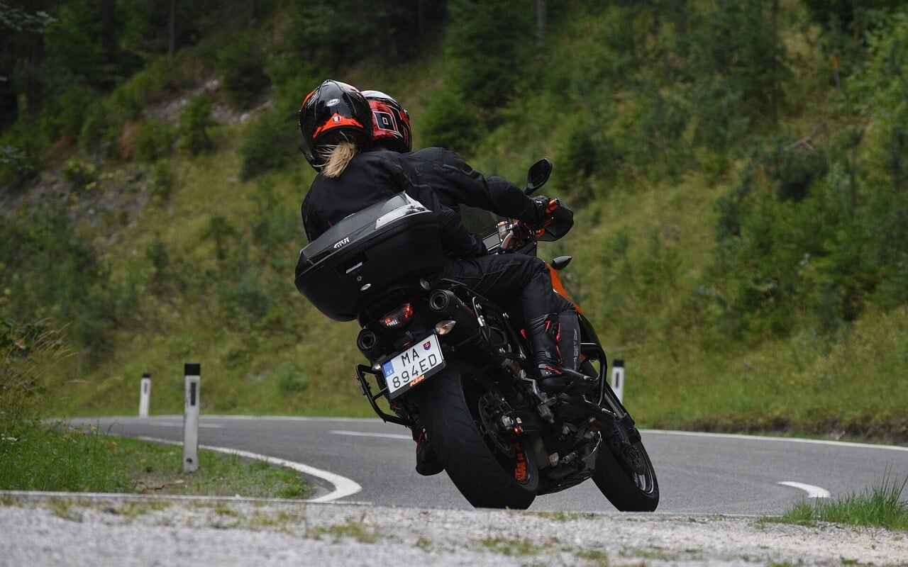 Beaucoup de motards roulent avec une plaque non conforme sans le savoir, et ça peut coûter cher
