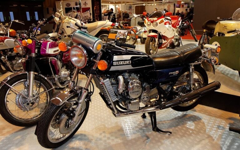 La moto la plus audacieuse de Suzuki a failli le ruiner, c’est la plus banale qui l’a sauvé
