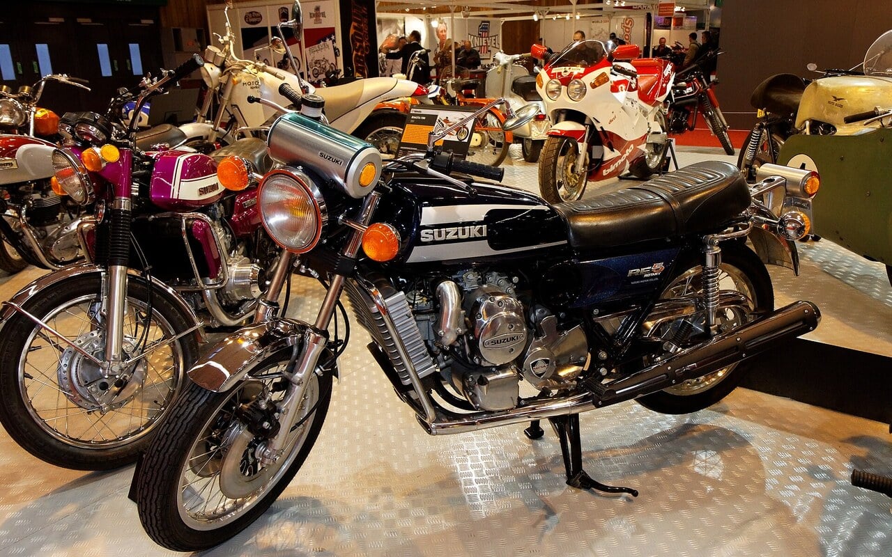 La moto la plus audacieuse de Suzuki a failli le ruiner, c'est la plus banale qui l'a sauvé