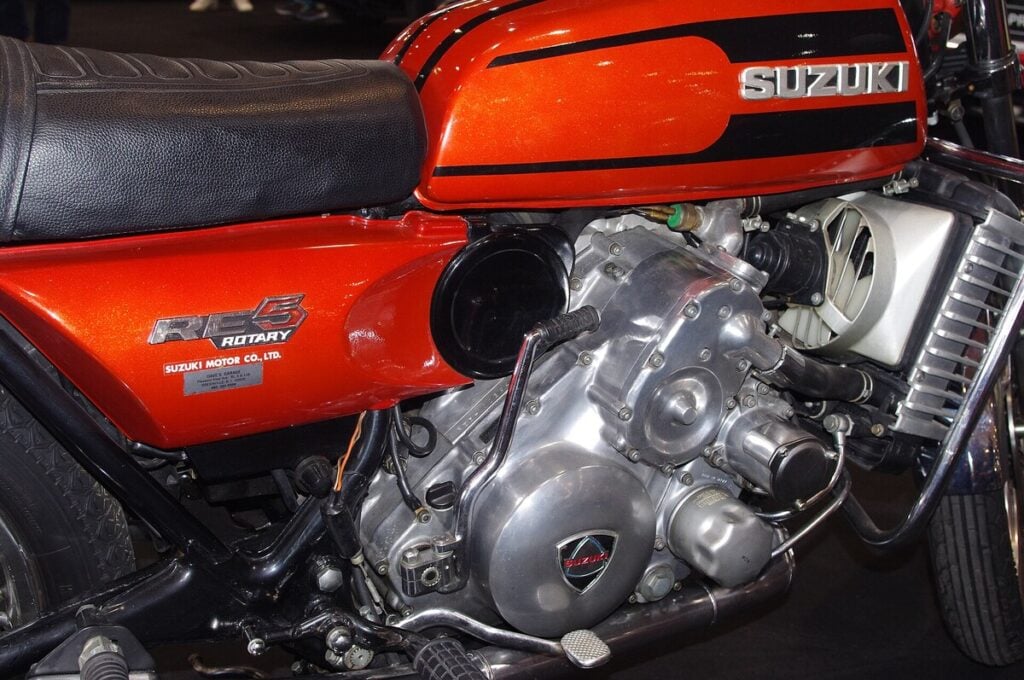 Le bloc rotatif de la RE5, avec son unique rotor refroidi par liquide : une architecture sans piston, qui a imposé à Suzuki des solutions de refroidissement et de lubrification inédites. (Photo : Gnrc, CC BY-SA 4.0, via Wikimedia Commons)