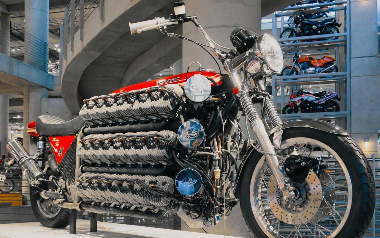 Cette moto compte quarante-huit cylindres et elle a le droit de circuler sur route