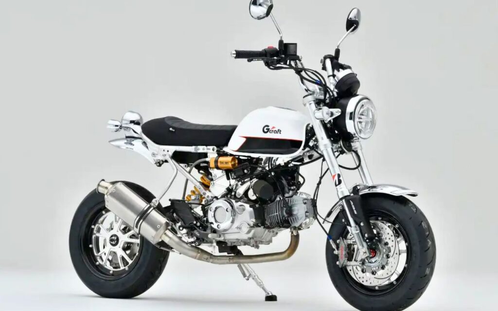 Un atelier japonais a greffé des pièces de superbike sur une mini-moto de dix chevaux