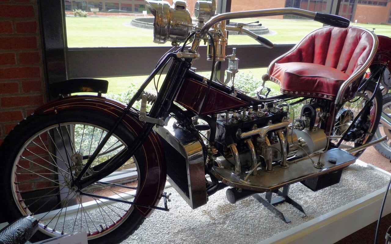 Un fabricant de lames de rasoir construisait des motos de luxe avant 1914, et leur fiche technique surprend