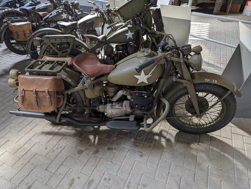 L'Indian 841, la réponse du concurrent au même cahier des charges : cardan également, mais un V-twin monté en long, dans l'esprit d'une Moto Guzzi. (Photo : Thomas Vogt, CC BY 4.0, via Wikimedia Commons)