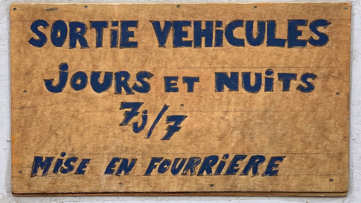 Un panneau de mise en fourrière, la suite immédiate d'une immobilisation décidée au bord de la route. (Photo Benoît Prieur, CC0, via Wikimedia Commons)