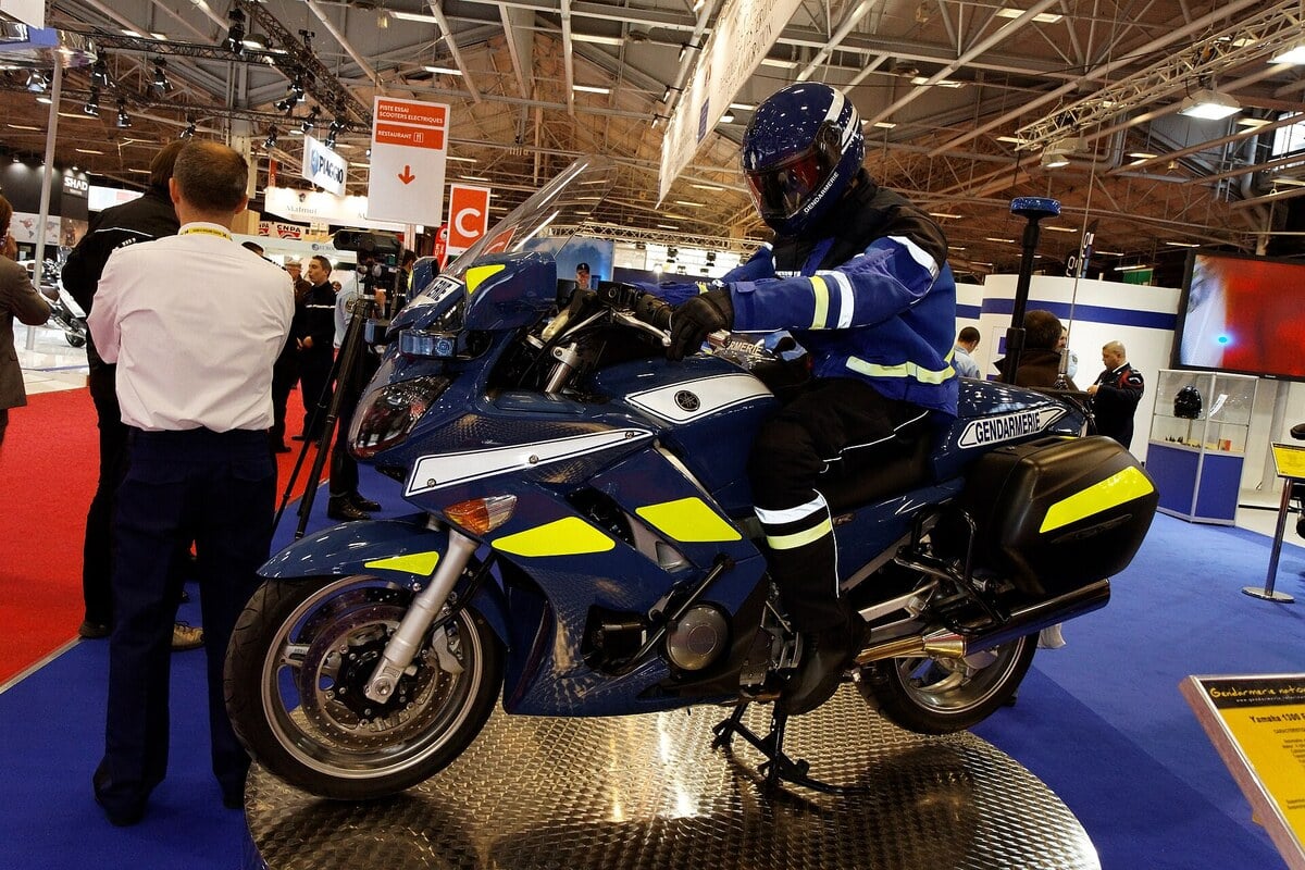 Une Yamaha FJR 1300 aux couleurs de la gendarmerie, la monture des unités motocyclistes. (Photo Thesupermat, CC BY-SA 3.0, via Wikimedia Commons)