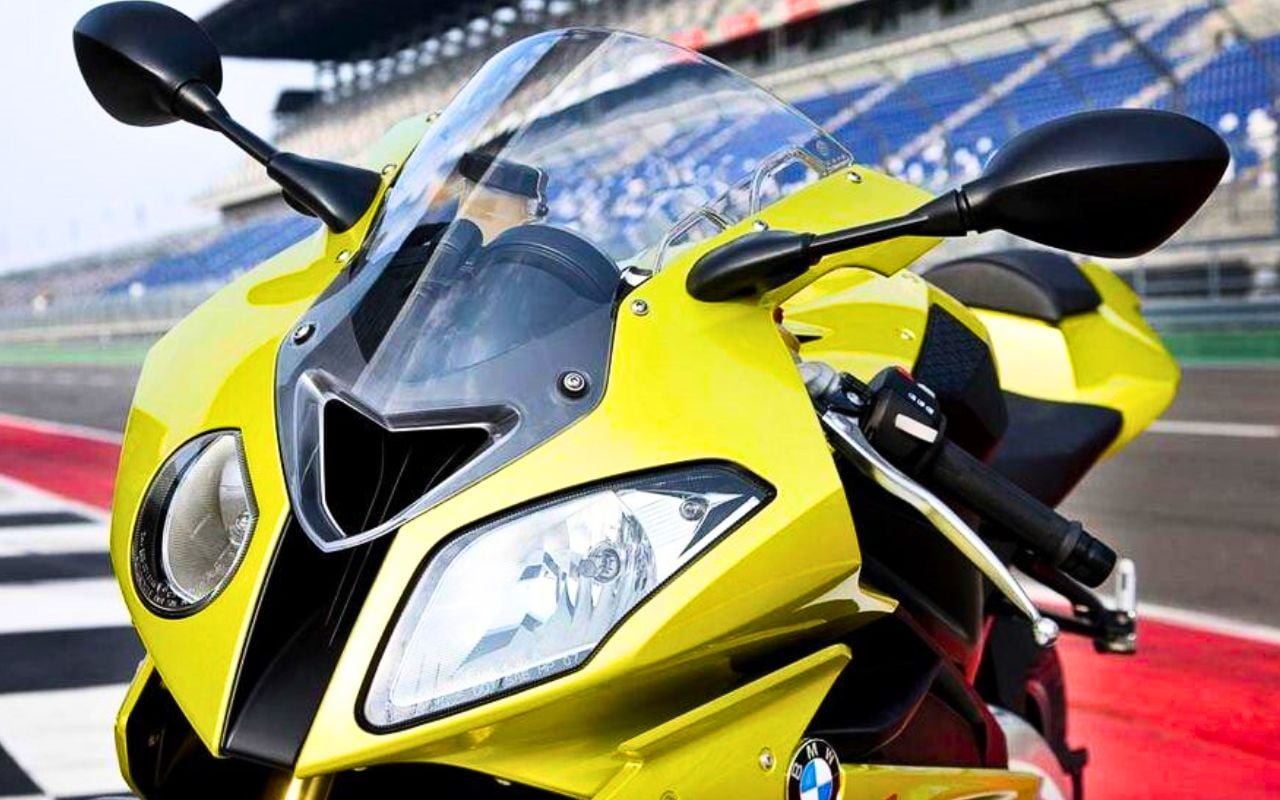 BMW a sacrifié la symétrie de cette moto pour gagner quelques centaines de grammes
