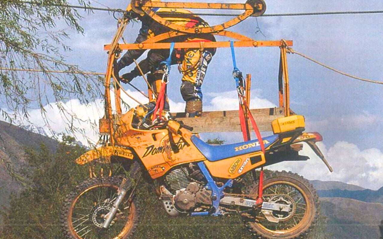 Ce raid moto en pleine jungle a été stoppé net par son propre sponsor