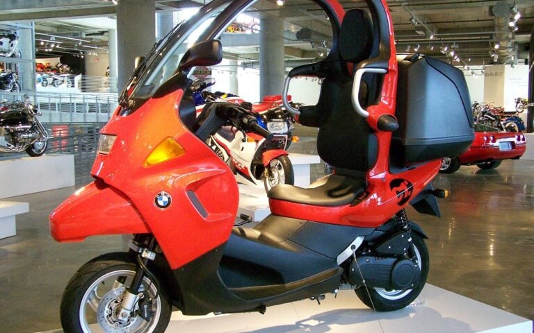 BMW a vendu un scooter qu’on peut encore conduire sans casque en France