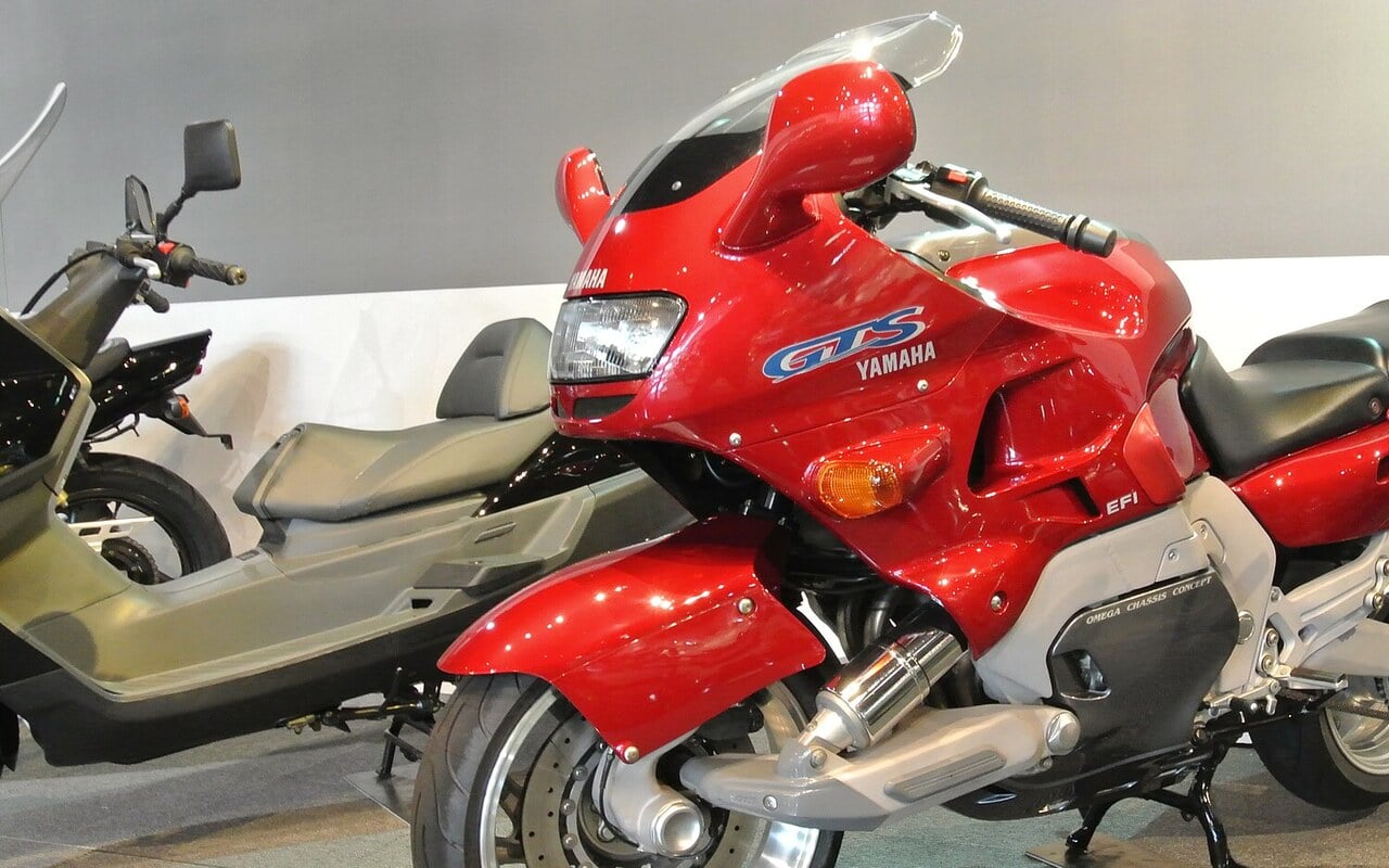 Yamaha a vendu une moto sans fourche pendant six ans, puis n'y est jamais revenu