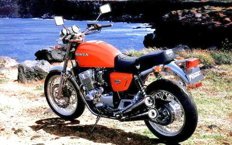 Honda a renoncé à de la puissance pour un son sur cette 400 et lui a donné quatre échappements